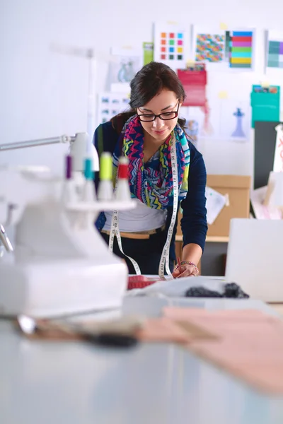 Dressmaker projektowanie wzoru ubrania na papierze — Zdjęcie stockowe