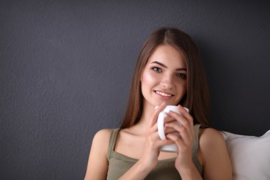 katta oturan ve içme güzel kadın