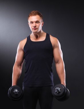 yakışıklı kaslı adam dumbell ile çalışma dışarı