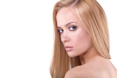 Beyaz arka planda izole edilmiş güzel bir genç kadının portresi.