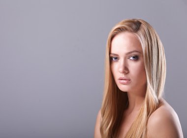 Güzel kadın, gri arka plan üzerinde izole