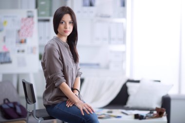 Kadın elinde kamera olan bir profesyonel fotoğrafçı..