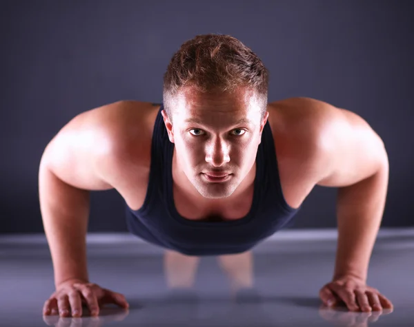 Fitness man doing push ups on floor — Stock Photo, Image