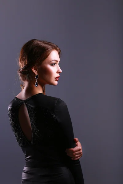 Porträtt av vacker brunett kvinna i svart klänning — Stockfoto