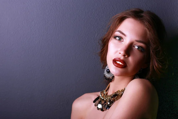 Retrato de joven hermosa mujer con joyas — Foto de Stock