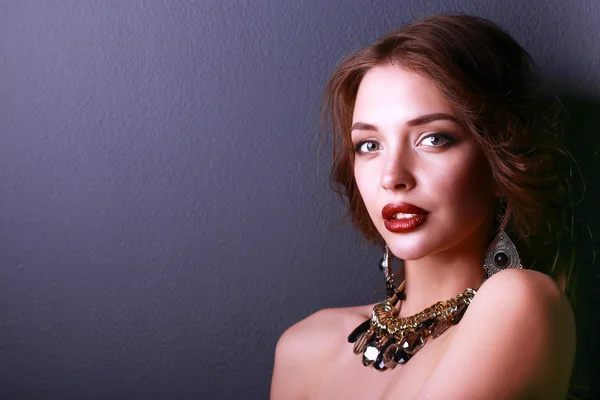 Portrait de jeune belle femme avec des bijoux — Photo