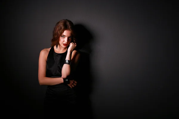 Retrato de hermosa mujer morena en vestido negro —  Fotos de Stock