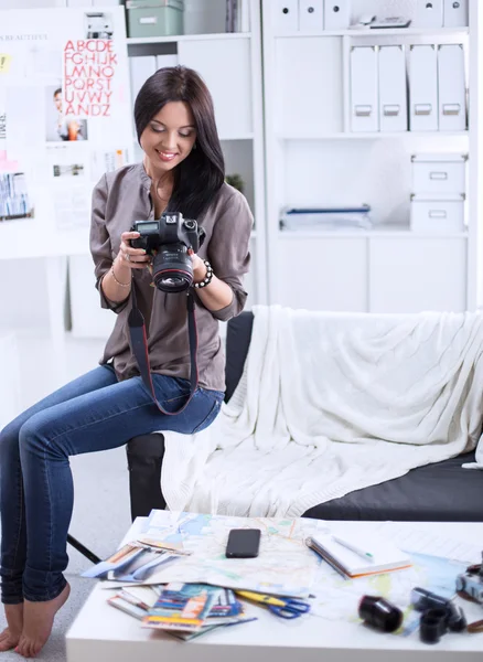 Kvinna är en professionell fotograf med kamera. — Stockfoto