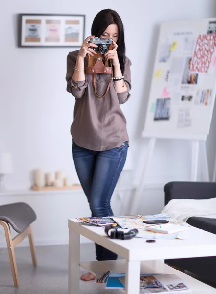 Mulher é um fotógrafo proffessional com câmera. — Fotografia de Stock