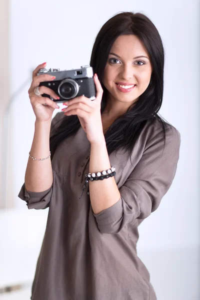 Frau ist professionelle Fotografin mit Kamera. — Stockfoto