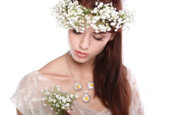 Retrato de una hermosa mujer con flores en el pelo — Foto de Stock