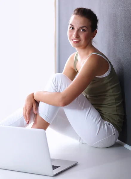 Aantrekkelijke Kaukasische meisje, zittend op de vloer — Stockfoto