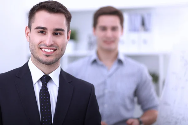 Två affärsmän står i office — Stockfoto