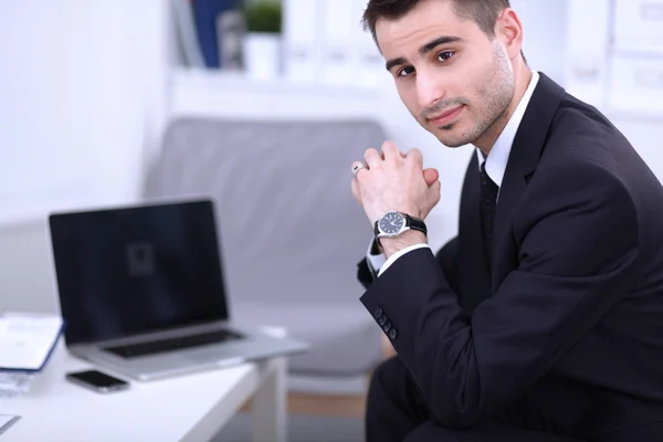 Affärsman som sitter på soffan på kontoret — Stockfoto