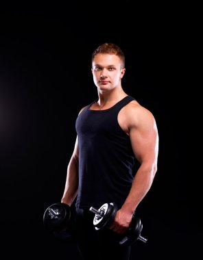 yakışıklı kaslı adam dumbell ile çalışma dışarı