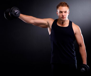 yakışıklı kaslı adam dumbell ile çalışma dışarı