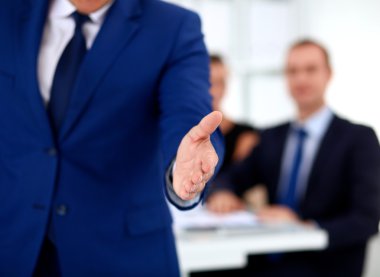 Bir el sıkışma sunan bir işadamı Close-Up