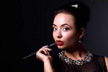 Siyah arka planda duran Retro kadın portresi