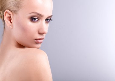 Güzel kadın, gri arka plan üzerinde izole