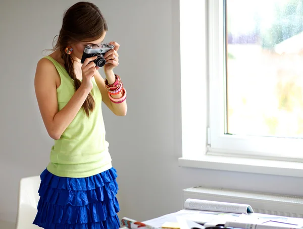Retrato de una joven fotógrafa hermosa sobre la mesa — Foto de Stock