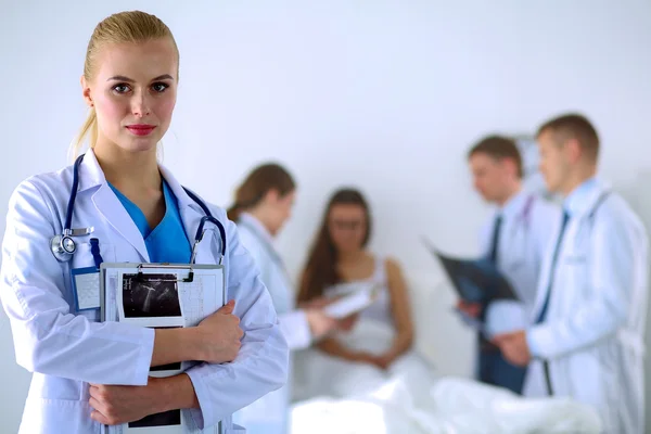 Mulher médica de pé com estetoscópio no hospital — Fotografia de Stock