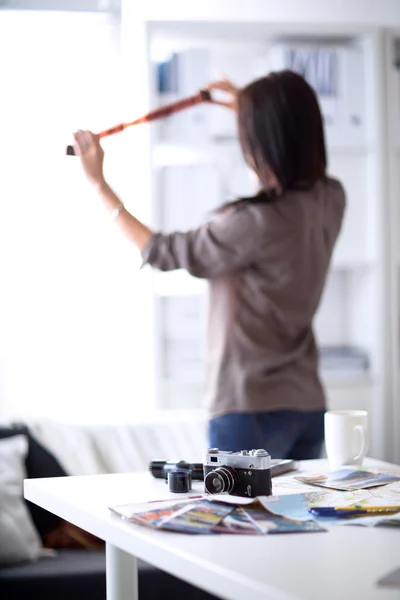 Frau ist professionelle Fotografin mit Kamera. — Stockfoto