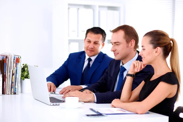 Affärsgrupp diskuterar sitt projekt — Stockfoto