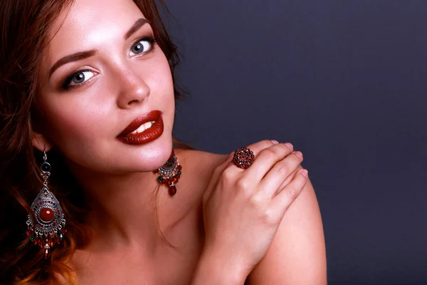 Retrato de joven hermosa mujer con joyas — Foto de Stock