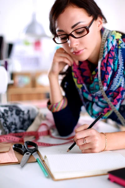 Dressmaker designa kläder mönster på papper — Stockfoto