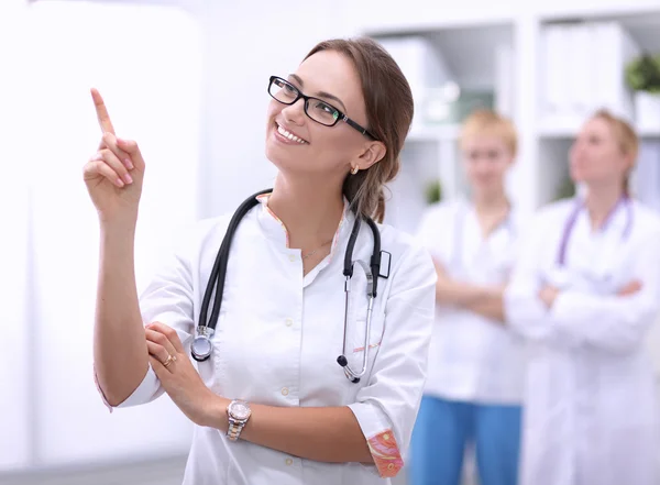 Femme médecin debout à l'hôpital — Photo