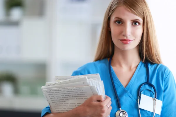 Retrato de doctora con carpeta en el pasillo del hospital — Foto de Stock