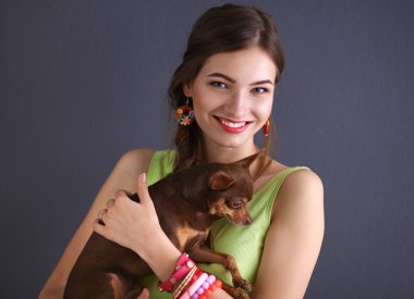 Gri arka plan üzerinde bir köpek ile kız