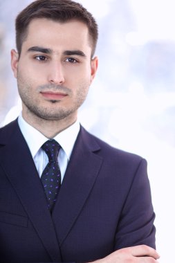 Ofiste genç adam portresi