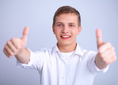 Başparmak göstermek yukarıya bir genç ofis çalışanı