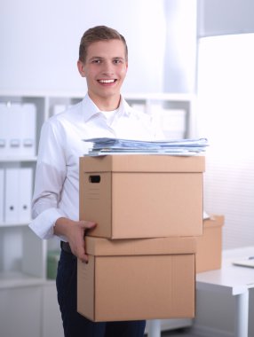 Bir kutu tutan bir yakışıklı ofis çalışanı portresi