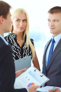 İş adamları toplantıdan sonra el sıkışıyor