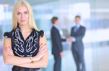 İş kadını ofiste ön planda duran