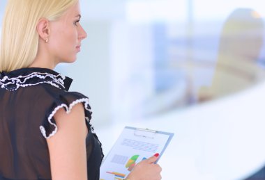 Bir klasörde elleri ile ön planda duran iş kadın