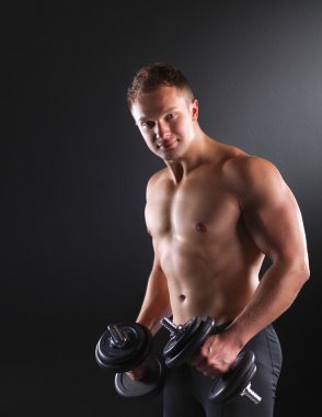 yakışıklı kaslı adam dumbell ile çalışma dışarı