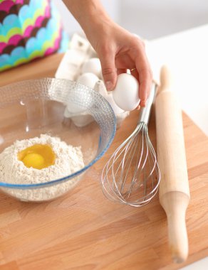 Kadın mutfakta pasta yapıyor.