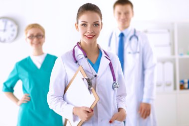 Tıp grubunun önünde çekici bir kadın doktor.
