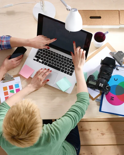 Prise de vue de femmes pointant vers l'ordinateur portable dans un bureau à domicile — Photo