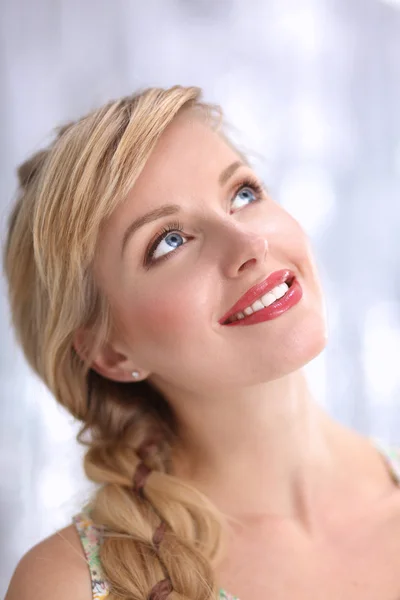 Mooie blonde jonge vrouw met vlecht kapsel — Stockfoto