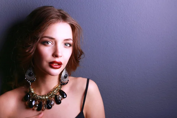 Portrét mladé krásné ženy s šperky — Stock fotografie