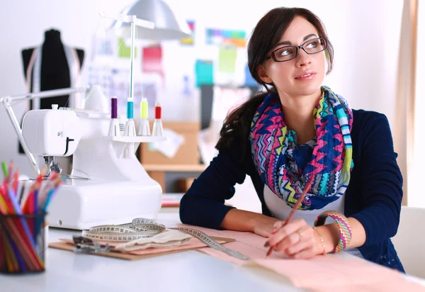 Dressmaker diseño de patrón de ropa en papel — Foto de Stock