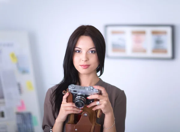 Vrouw is een professionele fotograaf met camera. — Stockfoto