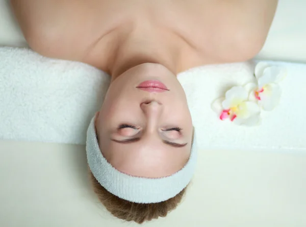 Beautiful young woman getting spa massage, lying on salon — Stock Photo, Image