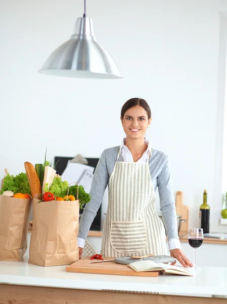 Vrouw maken van gezonde voeding staande glimlachend in keuken — Stockfoto