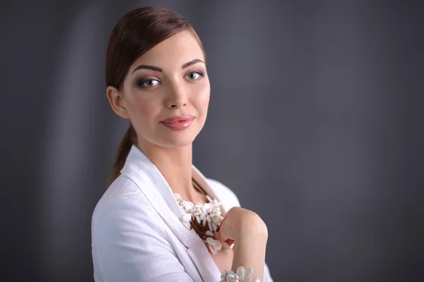 Retrato de una exitosa mujer de negocios de pie en una oficina — Foto de Stock