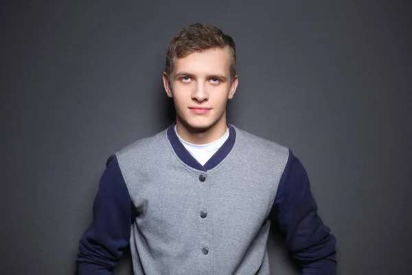 Hombre guapo apoyándose casualmente contra la pared —  Fotos de Stock